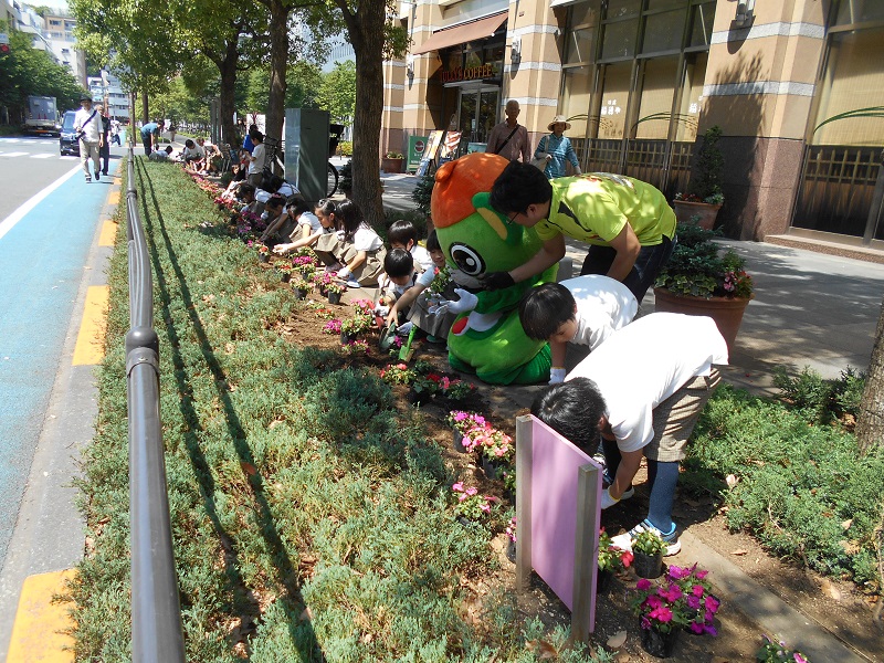 地域貢献活動の一環として、子どもたちが、まちなかに花を植えるイベントに参加しました。