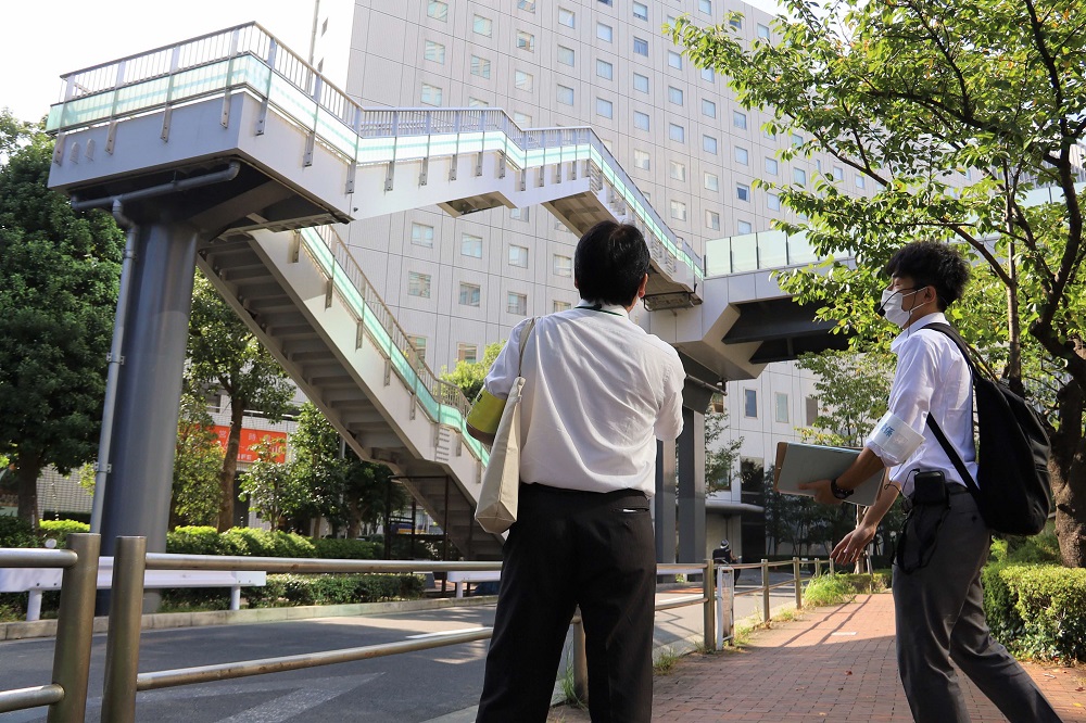 歩道橋の危険性を説明する男性