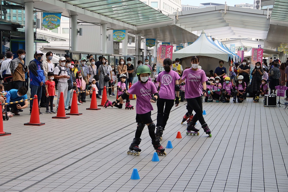 ローラースケートを披露する子供たち