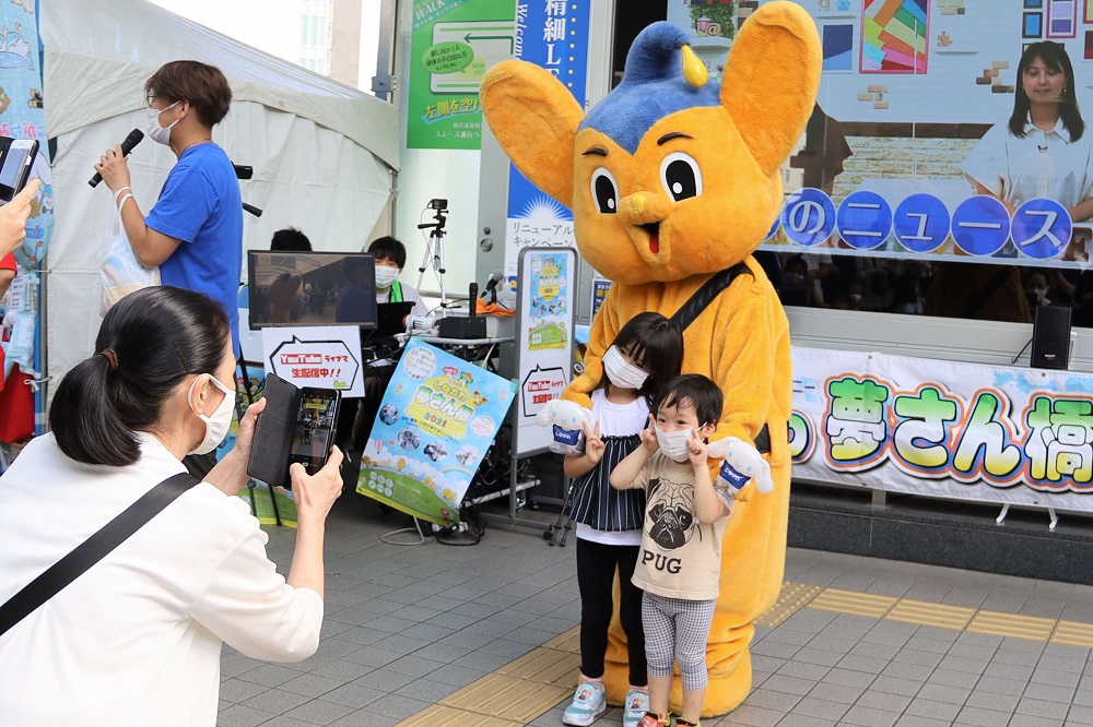 ピーポ君と写真撮影をする子供