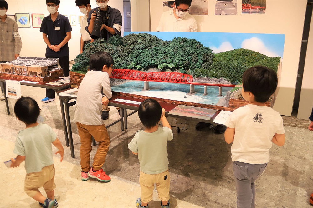 大崎高校の鉄道ジオラマを見る子供たち