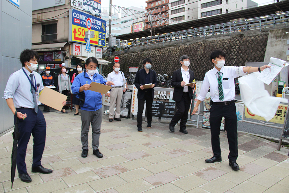 五反田駅で危険箇所を確認する様子