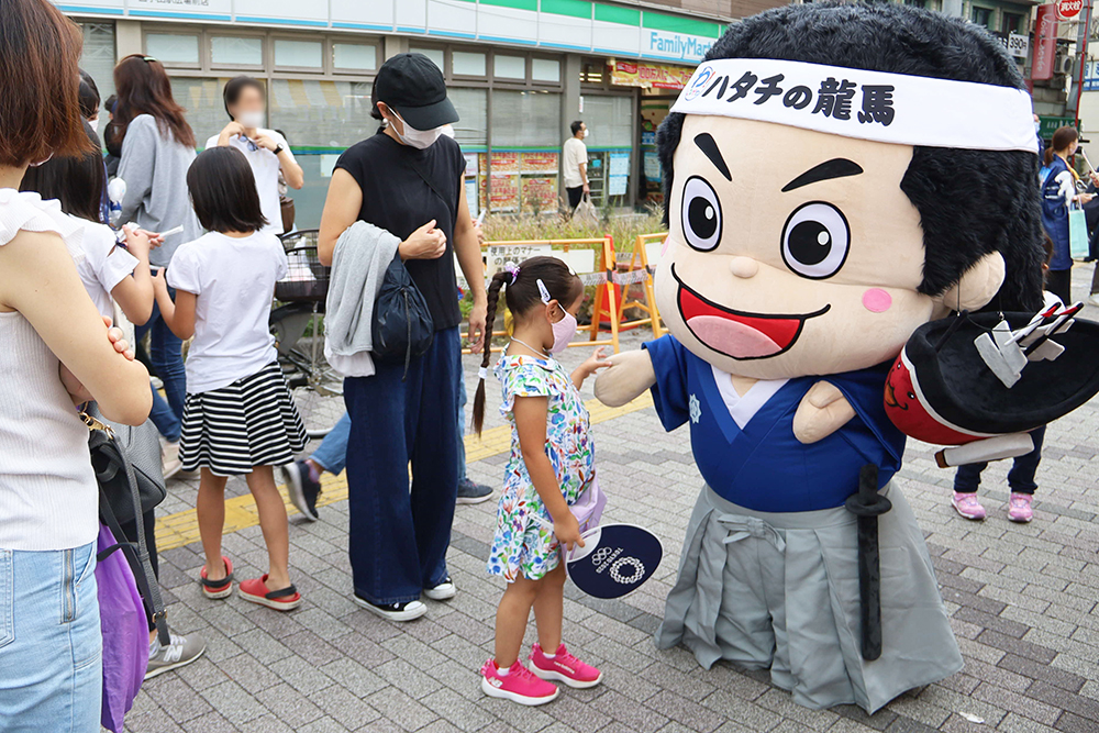 龍馬の着ぐるみと子供