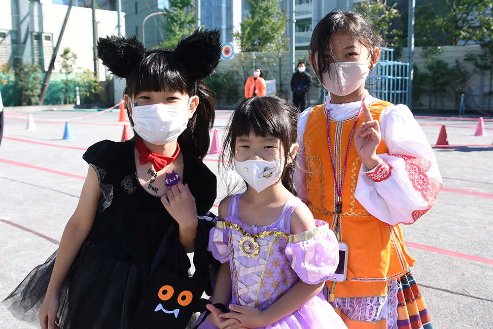 コスプレした3人の女の子