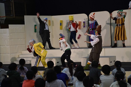 キャストに混ざって踊る矢田校長と大石先生