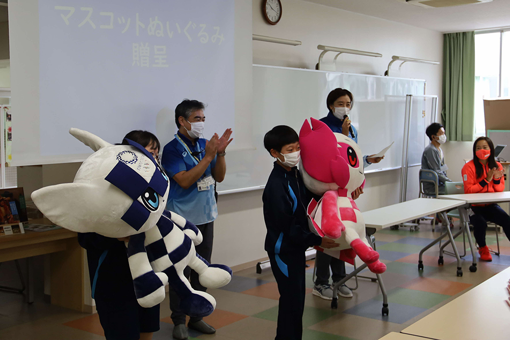 学校に贈られたミライトワとソメイティのぬいぐるみ