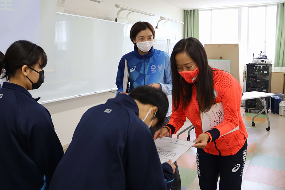 及川選手と伊藤さんのサインをプレゼント