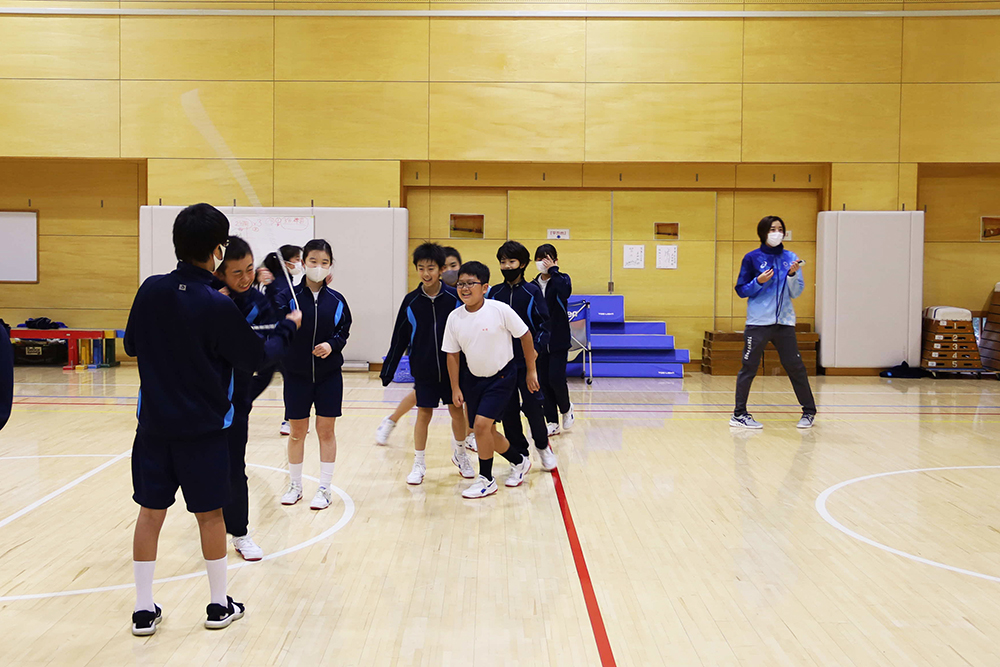 伊藤さんによる大縄跳び指導