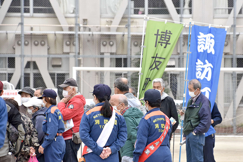 展示を見る参加者