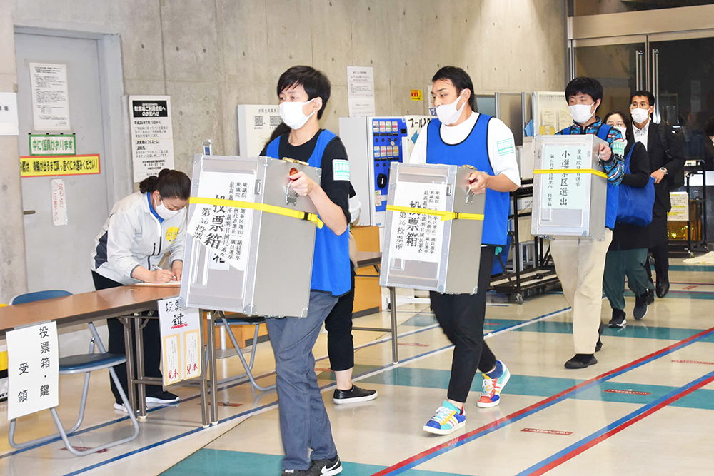 投票箱が運ばれる様子