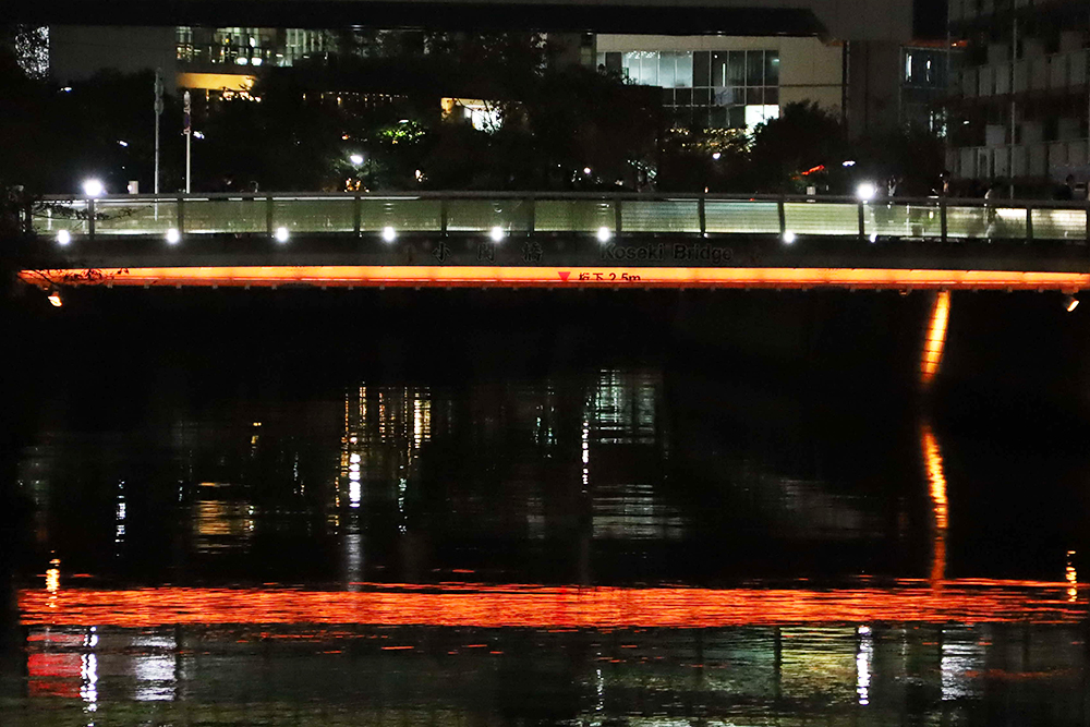 オレンジ色に光る小関橋
