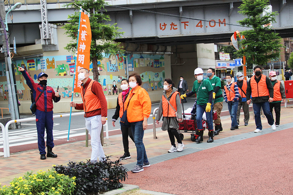 訓練会場に集合する町会の皆さん