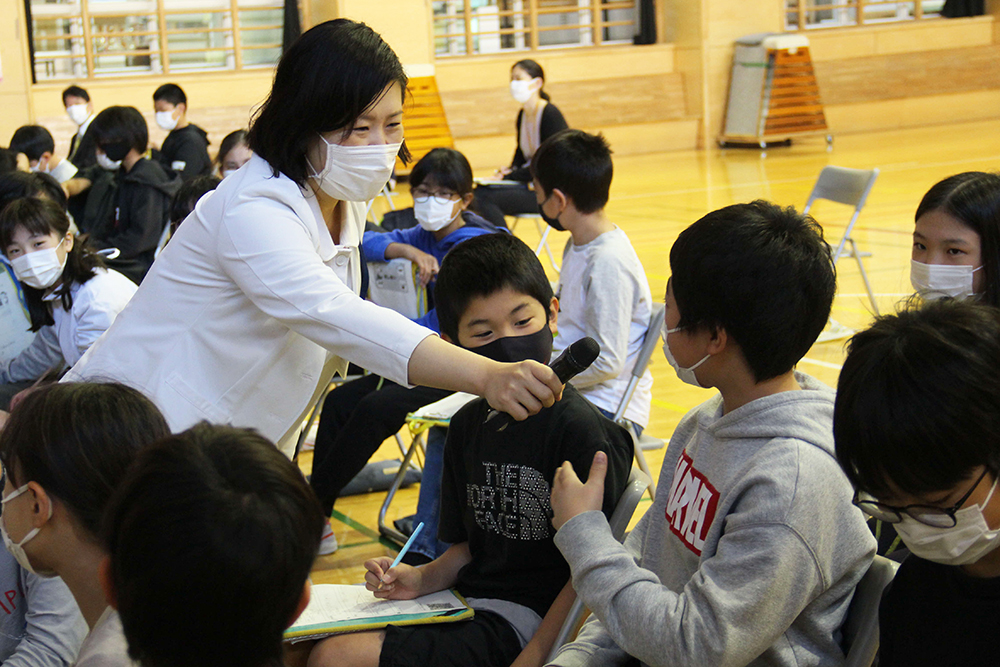 看護師さんが子どもとやりとりする様子