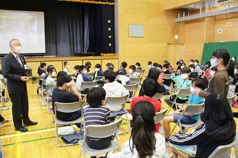 子どもたちから質問を受ける様子