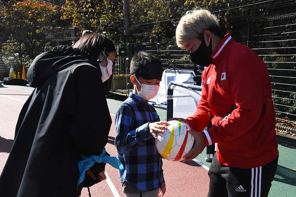 ブラインドサッカー体験教室の山川選手と参加者