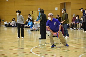 投げるポーズを決める男性