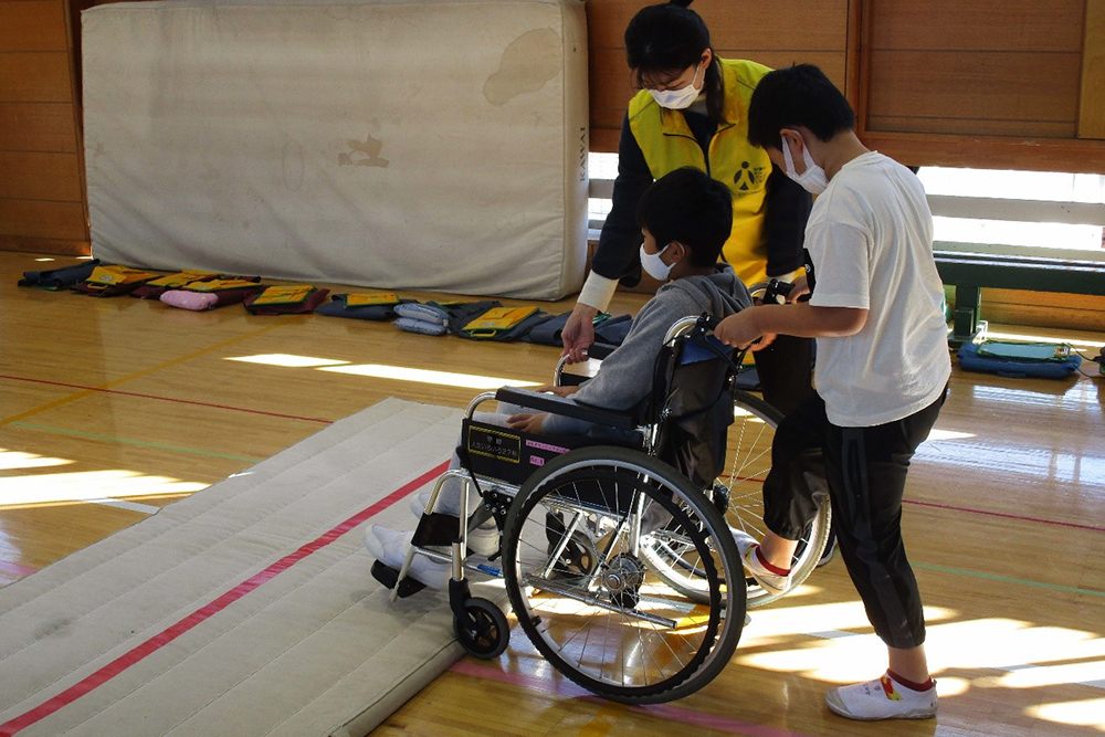 車いすのタイヤを上げて段差を超える体験