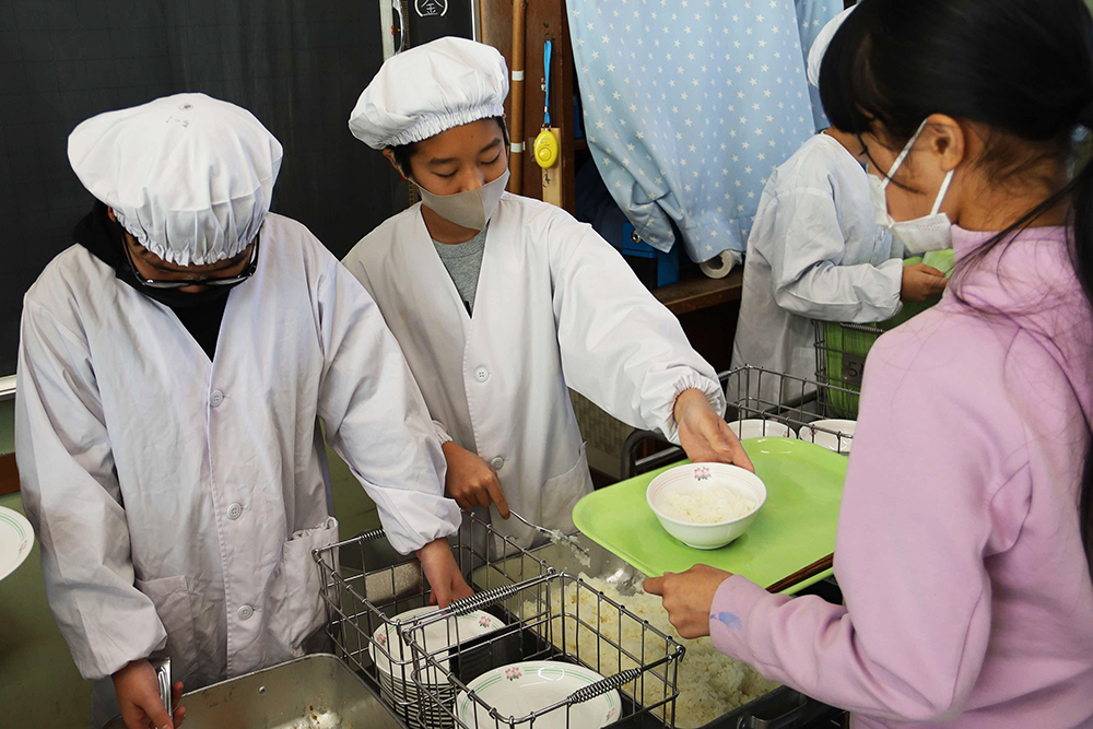 給食で新米を配膳