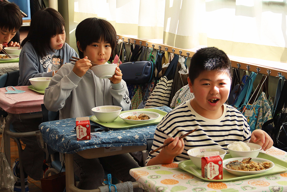 新米の給食を楽しむ子どもたち