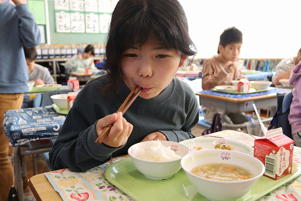 新米の甘さに顔をほころばせる女の子