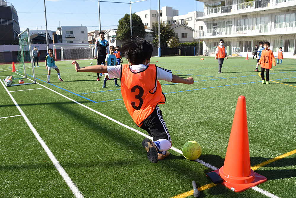 コーナーキックを蹴る子ども