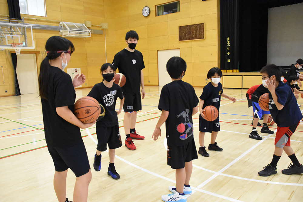 コーチする鈴木悠介選手と子どもたち