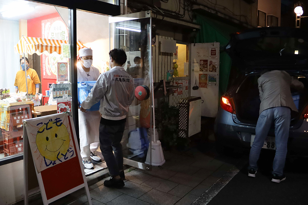 クロモン子ども食堂にうどん弁当を搬入する