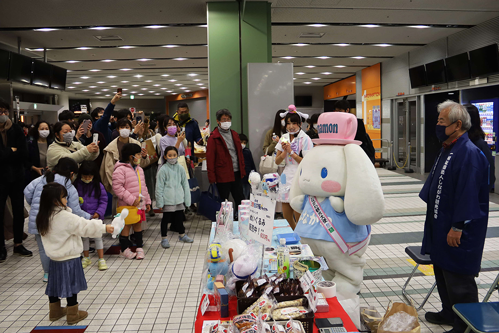 観光協会ブースにも顔を出したシナモン