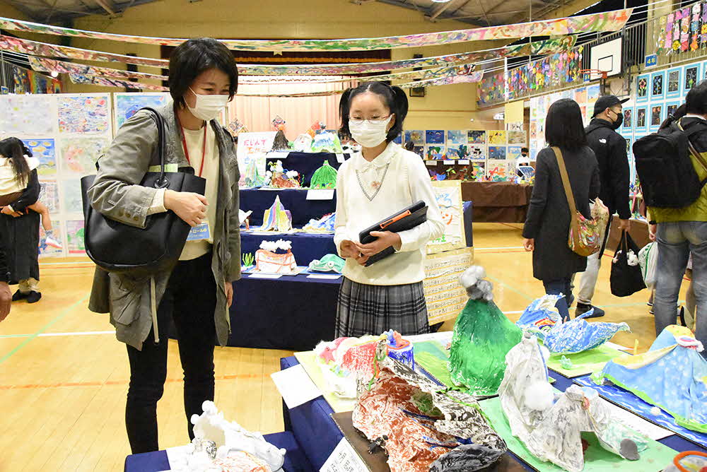 子ども学芸員と説明を聞く保護者