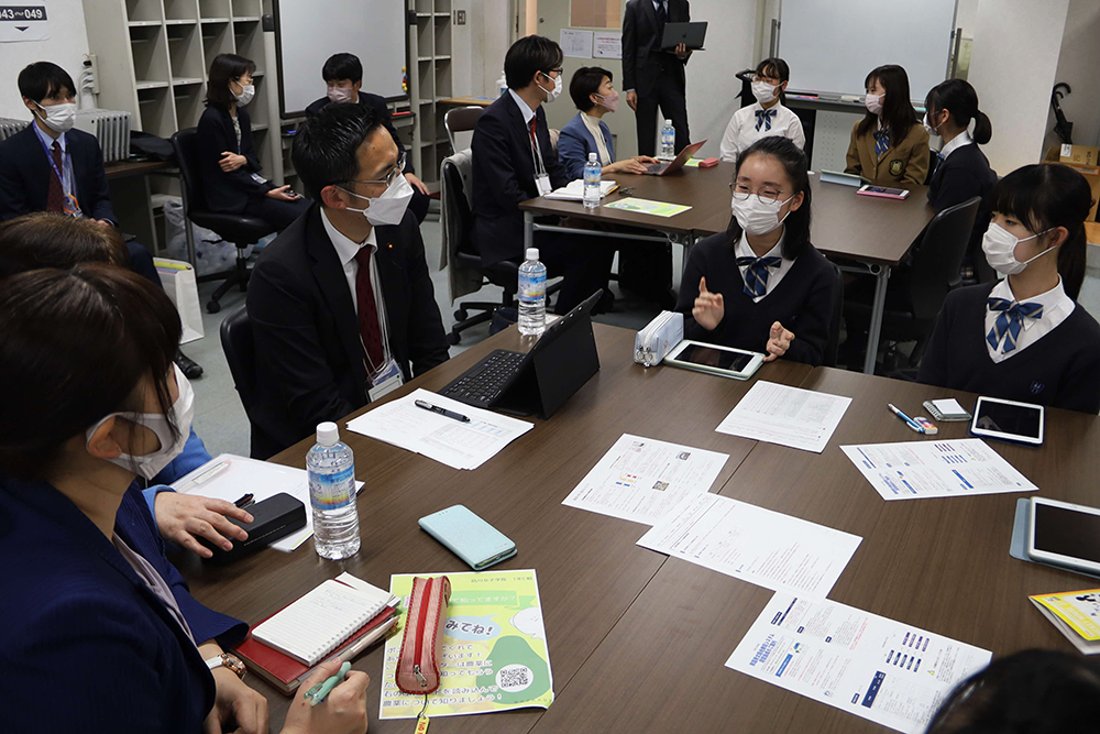 議員と意見交換する生徒