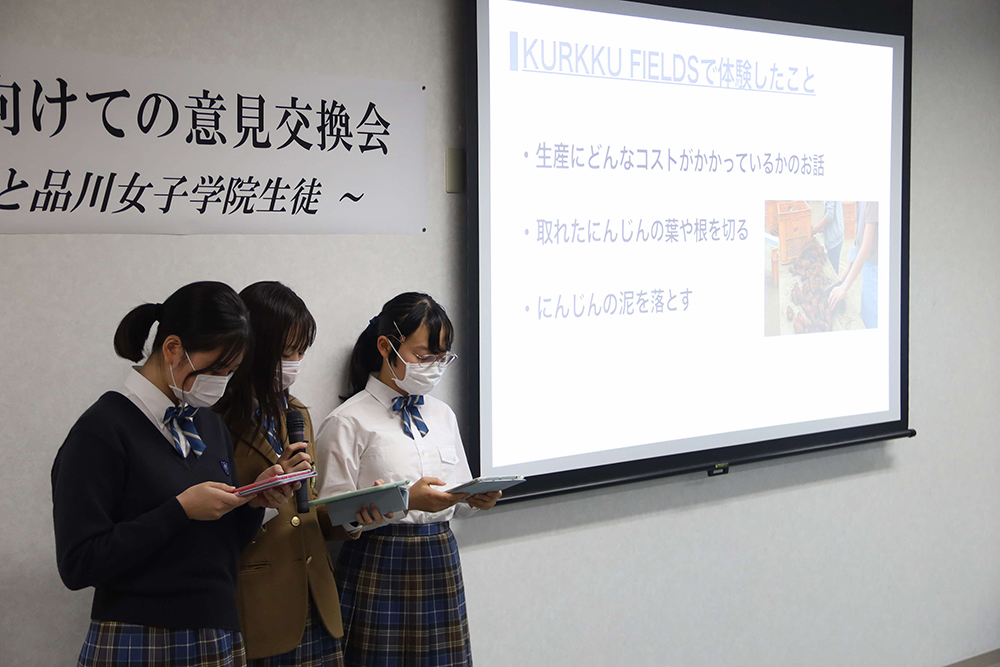 プレゼンする3人