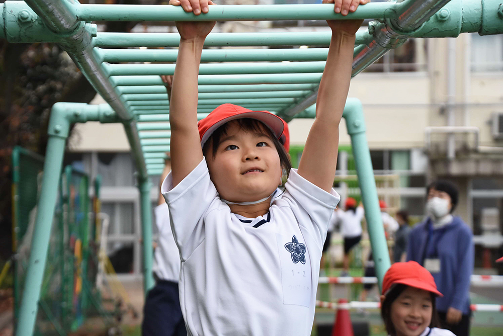 うんていで運動する1年生