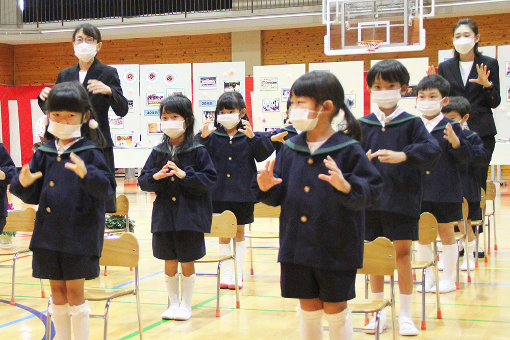 手話を披露する子どもたち