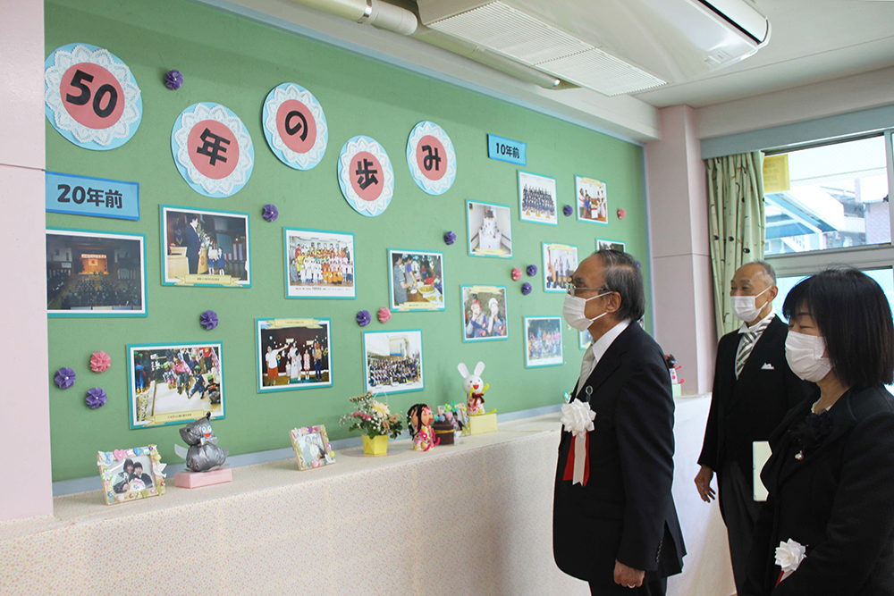 50年の歩みの展示をみる濱野区長