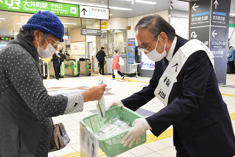 啓発グッズを配架する濱野区長