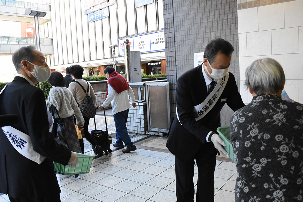 啓発グッズを配架する副区長と教育長