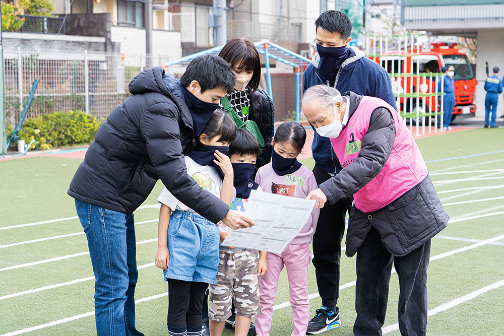 備蓄品リストを確認する参加者