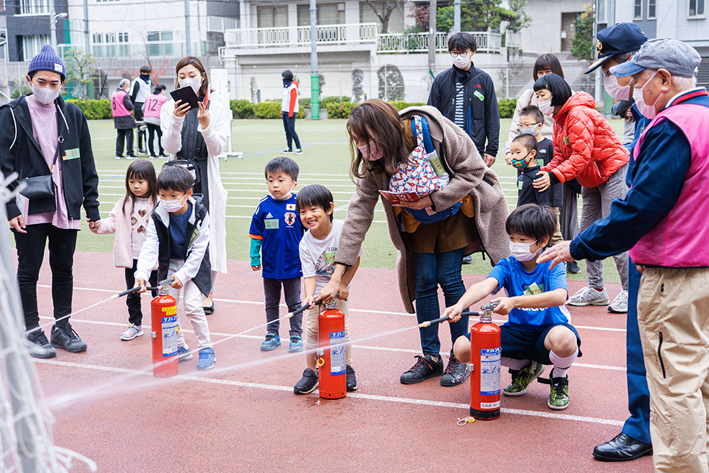 放水訓練をする子どもたち