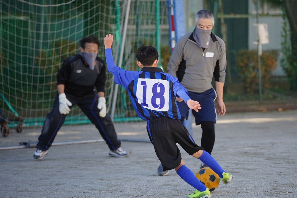 フットサルにてシュートを打つ様子