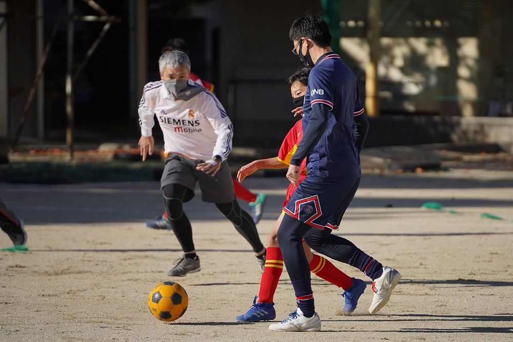 フットサルにてドリブルをする様子