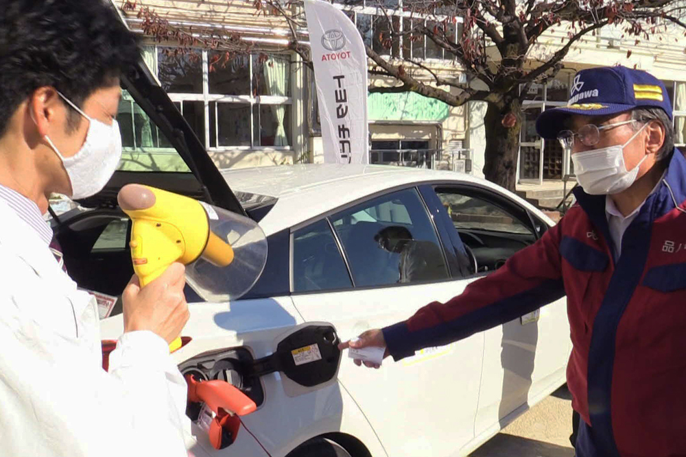 電気自動車からの給電を確認する区長