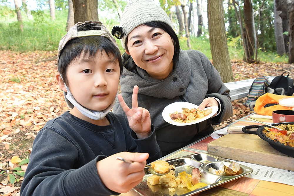 パエリヤを食べる親子