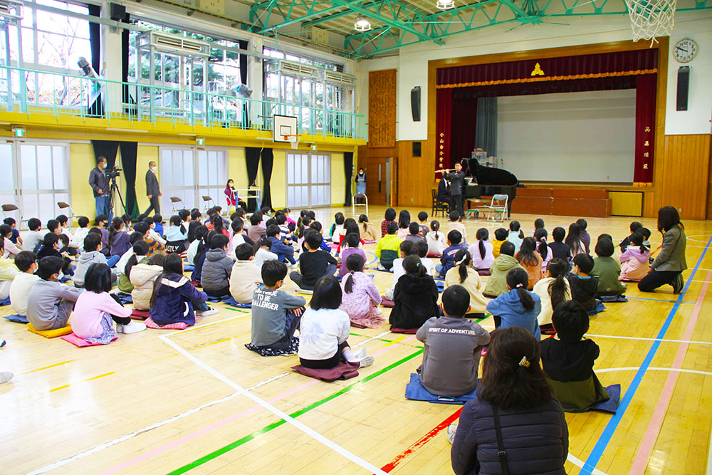 フルート演奏を聞く子供たち