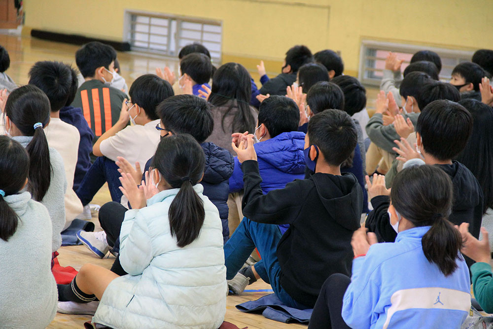 拍手する子供たち