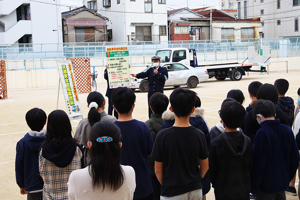 荏原警察署員が自転車安全利用五則を解説