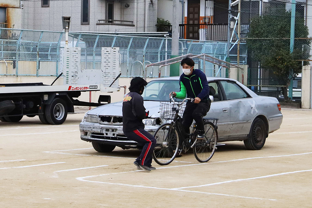 ながらスマホの自転車と歩行者の衝突