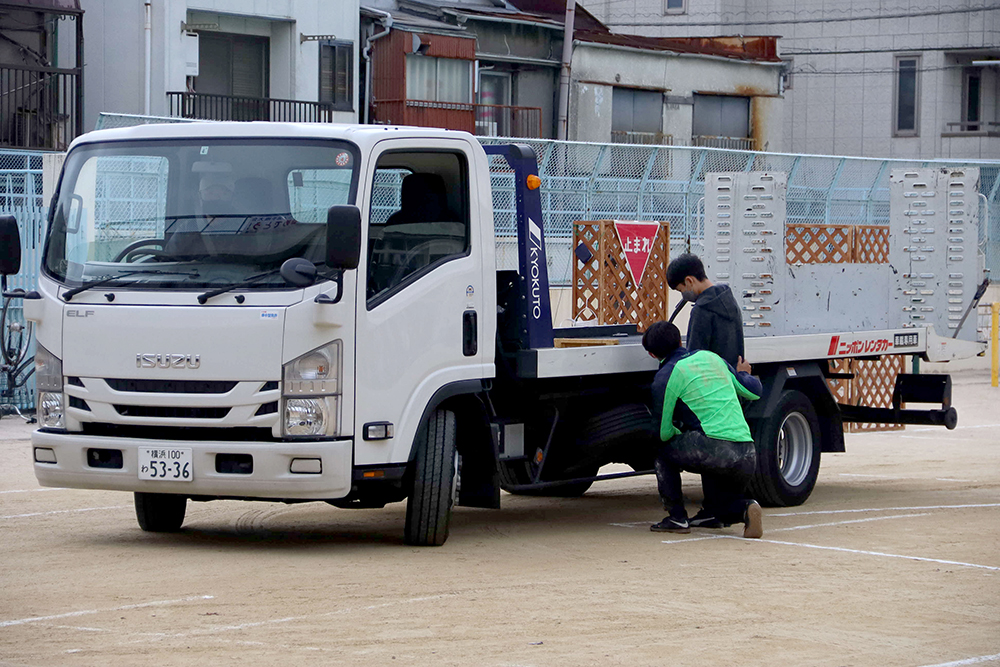 トラックの内輪差を児童が体験