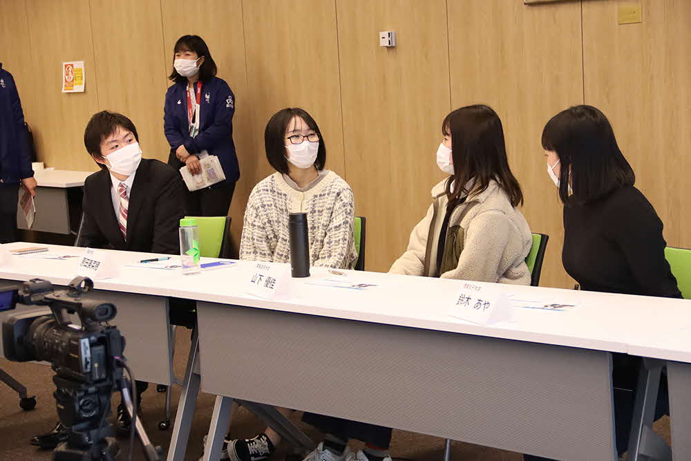 ディスカッションする清泉女子大学などの学生