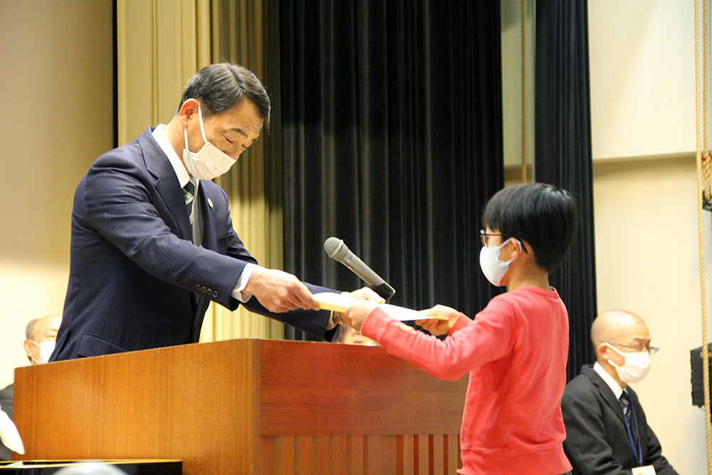 賞状を受け取る小学生