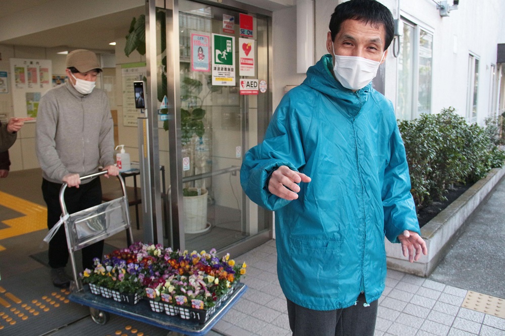 花を運ぶむつみ園利用者